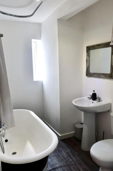 No.9 Guesthouse Бёрнли Экстерьер фото