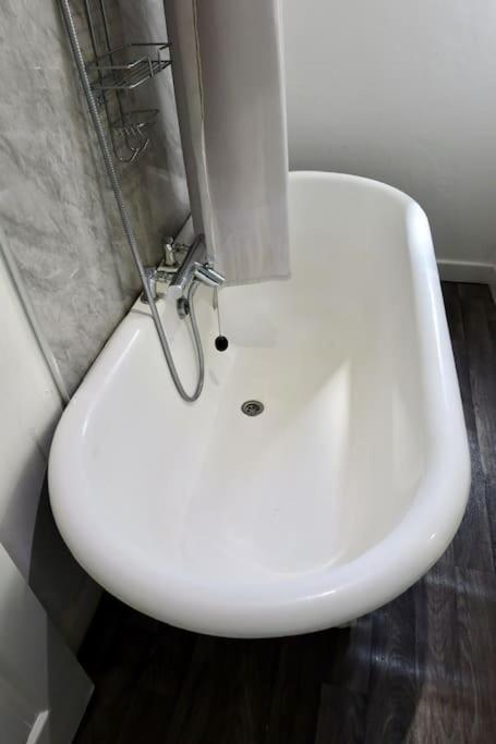 No.9 Guesthouse Бёрнли Экстерьер фото